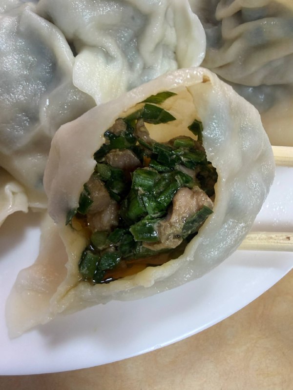 妞：饺子可以点半份吗？：可以妞：半份肉丁水饺半份鲅鱼水饺：吃不完妞：啊？这么恐怖？😧妞：可是我真的很想都试试…（别小看我啊，我现在饿得能吞下一头牛！）：（下单）上菜后：妞：（我靠！有牛啊！）这一个饺子也就比我拳头小一点…妞：饺子可以点半份吗？：可以妞：半份肉丁水饺半份鲅鱼水饺：吃不完妞：啊？这么恐怖？😧妞：可是我真的很想都试试…（别小看我啊，我现在饿得能吞下一头牛！）：（下单）上菜后：妞：（我靠！有牛啊！）这一个饺子也就比我拳头小一点…