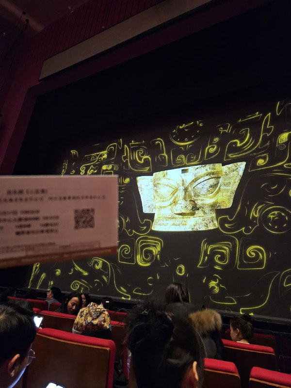 我知道不该把两者拿来比较，但……短短几天时间里我在同一个地方先后看了中文音乐剧《三星堆》和引进音乐剧《过去五年》，真的很难做到不去对比……下面这段话我删了又改好几次，最后我终于觉得能够用简单的一句话表达心中的郁结了：中国音乐剧这边，实在太可惜了