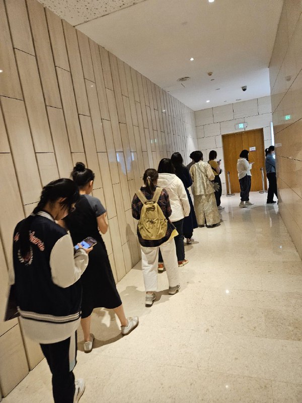 再次提醒连男女厕所一比一都算不得公平，如果要谈进步的话麻烦先从认清事实开始做起（图里是一个厕所拐了两拐的队伍，不是两边厕所各自才排了这么点人）再次提醒连男女厕所一比一都算不得公平，如果要谈进步的话麻烦先从认清事实开始做起（图里是一个厕所拐了两拐的队伍，不是两边厕所各自才排了这么点人）