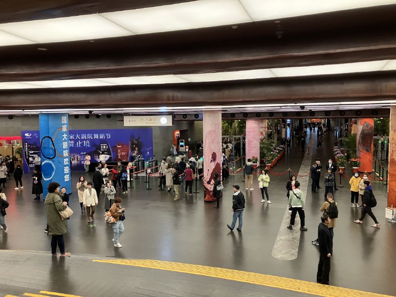 上次站在这个台阶上似乎还是选了乐理的暑期课后，从老师那里领票来观赏演出在那堂课上我受益匪浅