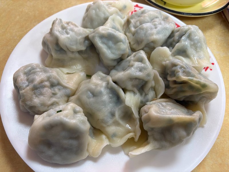 妞：饺子可以点半份吗？：可以妞：半份肉丁水饺半份鲅鱼水饺：吃不完妞：啊？这么恐怖？😧妞：可是我真的很想都试试…（别小看我啊，我现在饿得能吞下一头牛！）：（下单）上菜后：妞：（我靠！有牛啊！）这一个饺子也就比我拳头小一点…妞：饺子可以点半份吗？：可以妞：半份肉丁水饺半份鲅鱼水饺：吃不完妞：啊？这么恐怖？😧妞：可是我真的很想都试试…（别小看我啊，我现在饿得能吞下一头牛！）：（下单）上菜后：妞：（我靠！有牛啊！）这一个饺子也就比我拳头小一点…