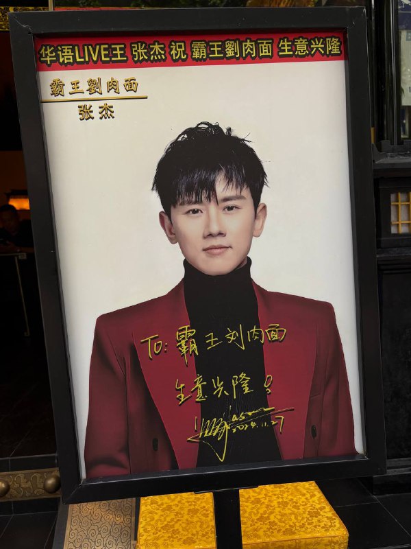 こんなイケメンに見つめられたら、お酒がさらに美味しくなるに決まってる……！こんなイケメンに見つめられたら、お酒がさらに美味しくなるに決まってる……！