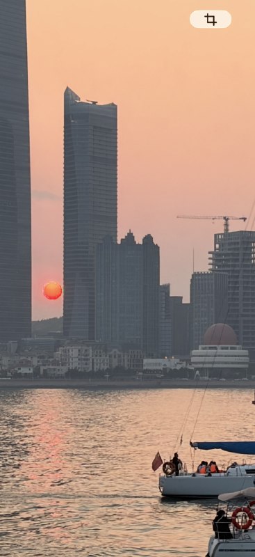 我的眼睛：落日真的很美，恰好这个时间这个角度落在两栋建筑正中