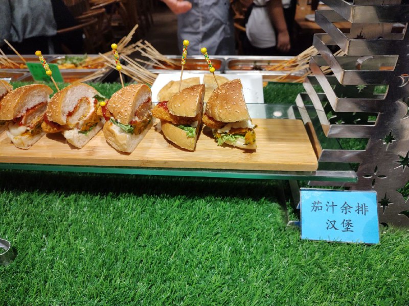 #朴素一餐 #樸素一餐 实际吃撑一回才知道所谓「撑到扶墙」只是看起来很形象很有画面感的表述，但实际上根本不是吃到「最」饱的人会有的状态妞今天饿了一整天，下午去吃了一家素食餐厅，40 多分钟嘴巴没停过，居然连一半的菜都没尝遍贪心不足的下场就是你现在让妞扶下墙休息一下，妞肯定能直接在墙壁上开始作画……#朴素一餐 #樸素一餐 实际吃撑一回才知道所谓「撑到扶墙」只是看起来很形象很有画面感的表述，但实际上根本不是吃到「最」饱的人会有的状态妞今天饿了一整天，下午去吃了一家素食餐厅，40 多分钟嘴巴没停过，居然连一半的菜都没尝遍贪心不足的下场就是你现在让妞扶下墙休息一下，妞肯定能直接在墙壁上开始作画……