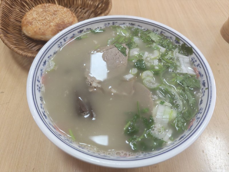 朋友推荐我去尝尝安贞医院通州院区这边的一家运城羊汤，据说是方圆两百里内堪称第一