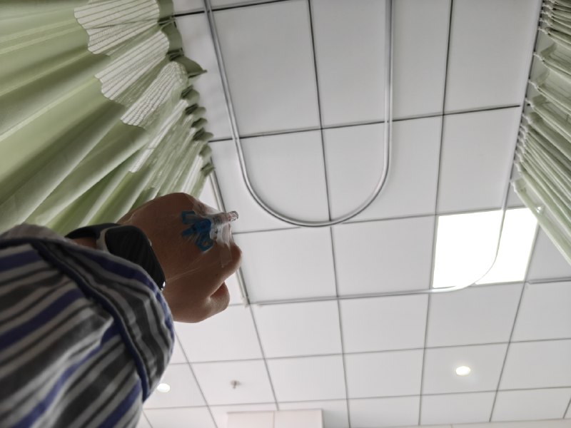 被北京医院的流转率吓哭，射频消融手术一天搞定术前检查和手术，第二天就让我出院了我去切个阑尾都没有这么快吧，大铁棍子医院真是有原型的😹