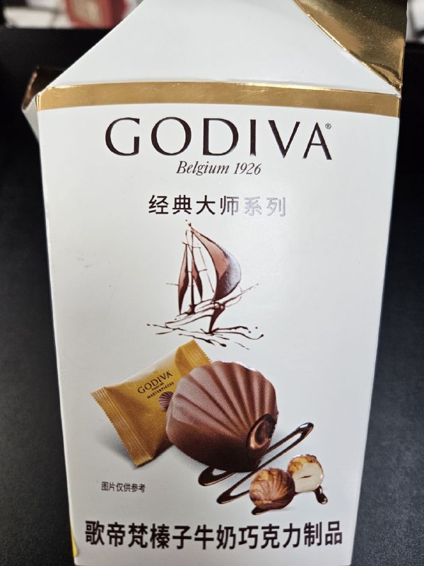 只能说不愧是大师系列的巧克力我尝了三块，既没有嚼到榛子粒脆脆的口感，也没有吃出半点榛子的味道此刻我就仿佛被武学大师用内力轻轻拍了一巴掌，虽然看似什么也没有发生，但这榛子想必已经籍着大师的内力打入了我的五脏六腑之中全身上下每个细胞都在尖叫着好吃，只可惜我浑然不觉