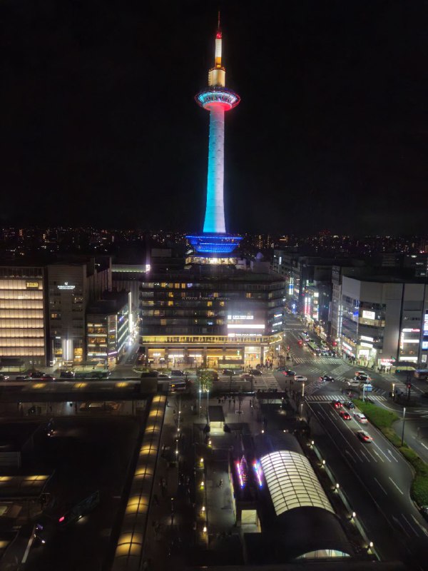 京都駅で駅自体も観光地何ってすごいなエスカレーターを利用してる時に前にいった日本人女性たちが思わずにキャーとしてた