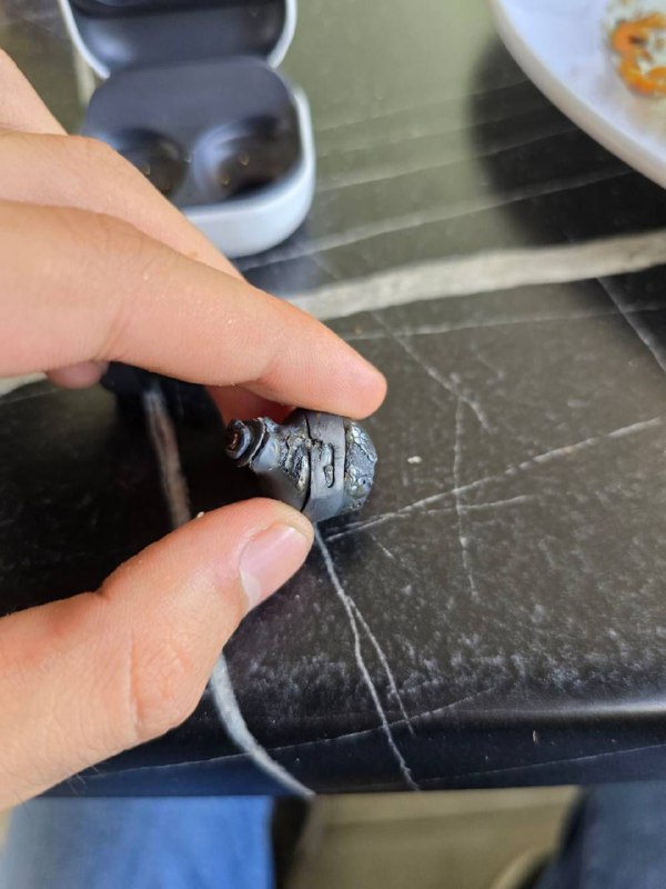 #手机数码 一名土耳其女士佩戴的三星 Galaxy Buds FE 无线耳机爆炸导致这名女士永久性丧失听力，事后三星工作人员竟然表示耳机只是变形没有爆炸，出于善意愿意再给用户提供一幅同款耳机