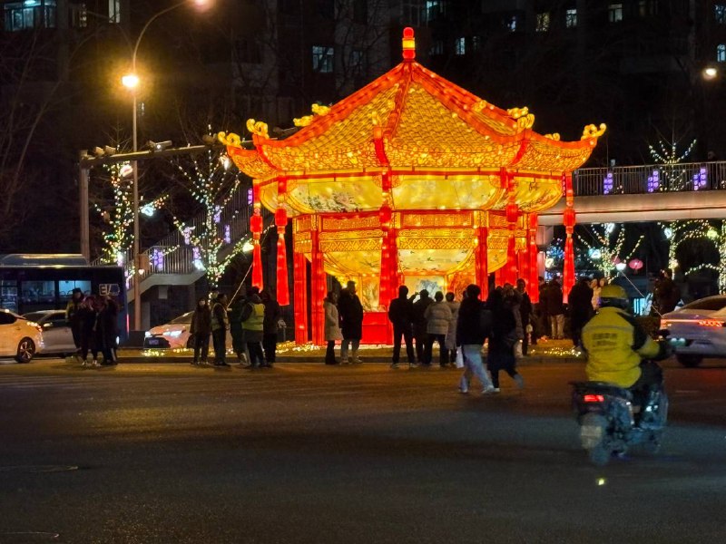 帰り道にごく普通の交差点で元宵節のデッカいイルミネーションが見つかった人が結構集まり、パトカーも二台出動したよく考えて中国でこういうのは全然驚くことではないが、その場で思わず困惑な声を漏らしてしまったということで今日の北京も平常運転、皆元宵节快乐！🏮帰り道にごく普通の交差点で元宵節のデッカいイルミネーションが見つかった人が結構集まり、パトカーも二台出動したよく考えて中国でこういうのは全然驚くことではないが、その場で思わず困惑な声を漏らしてしまったということで今日の北京も平常運転、皆元宵节快乐！🏮